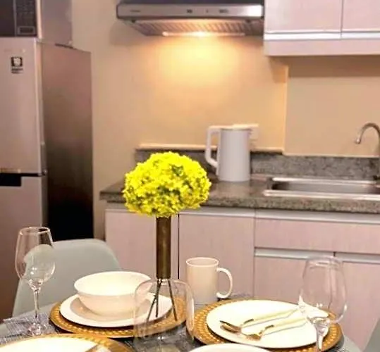 The Lancris Residences, 2 Bedrooms, Bathroom, Living Room, Kitchen And Community Pool 마닐라